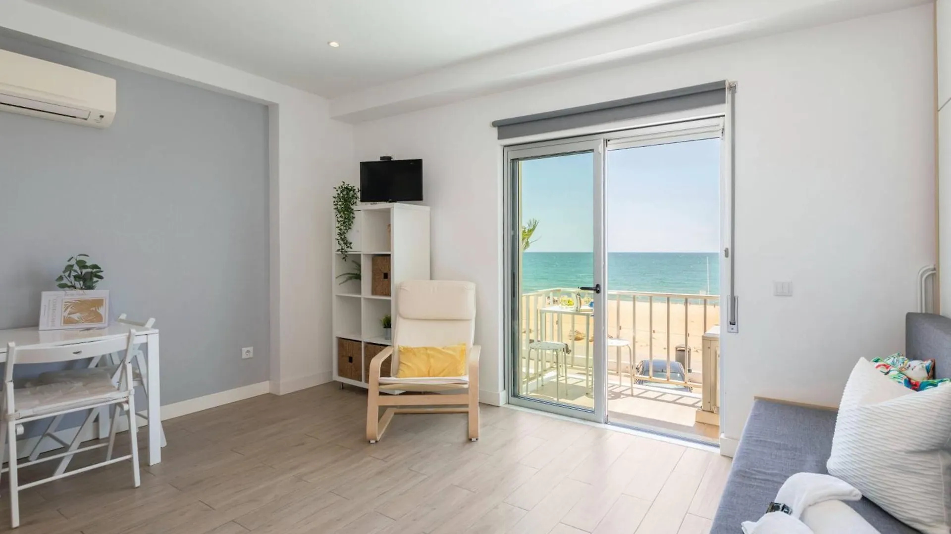 Apartment Centralgarve - Stunning Beach Front Studio - Astro Quarteira Portugal